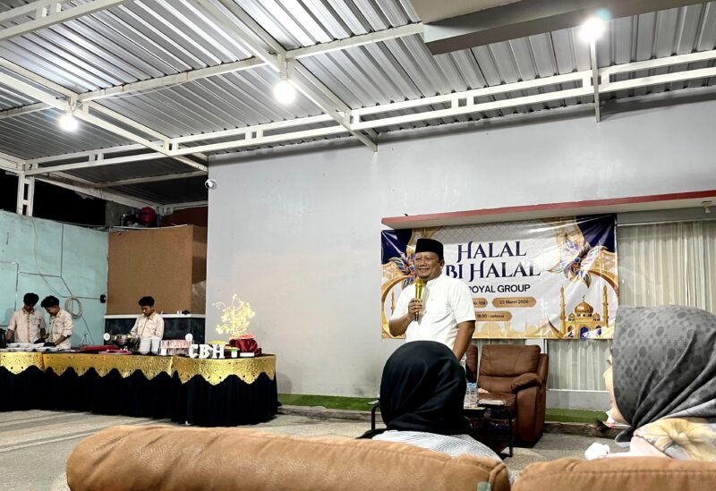 CEO PT. Royal Group, H. Muhammad Mukit menyampaikan sambutan pada kegiatan halal bi halal. (KLIKMADURA)