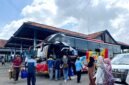 Penumpang hendak masuk bus AKAP di Terminal Ronggosukowati, Pamekasan. (MOH. IQBALUL KHAVEI MZ / KLIKMADURA)