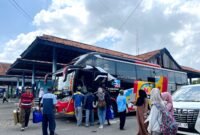 Penumpang hendak masuk bus AKAP di Terminal Ronggosukowati, Pamekasan. (MOH. IQBALUL KHAVEI MZ / KLIKMADURA)