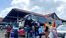 Penumpang hendak masuk bus AKAP di Terminal Ronggosukowati, Pamekasan. (MOH. IQBALUL KHAVEI MZ / KLIKMADURA)