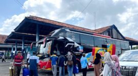 Penumpang hendak masuk bus AKAP di Terminal Ronggosukowati, Pamekasan. (MOH. IQBALUL KHAVEI MZ / KLIKMADURA)