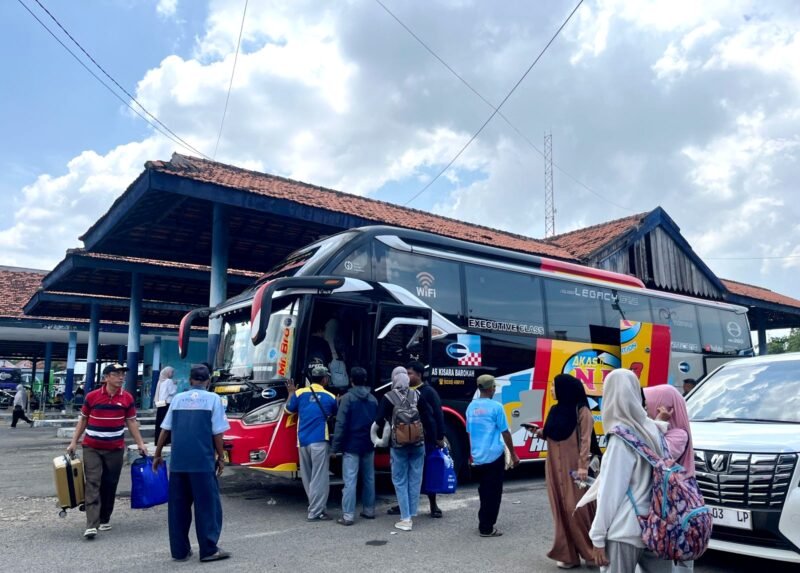 Penumpang hendak masuk bus AKAP di Terminal Ronggosukowati, Pamekasan. (MOH. IQBALUL KHAVEI MZ / KLIKMADURA)