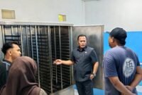 Ketua Satgas MBG Pamekasan, H. Sukriyanto saat mengecek SPPG di Kecamatan Pademawu. (DOK. KLIKMADURA)