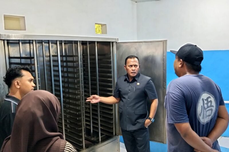 Ketua Satgas MBG Pamekasan, H. Sukriyanto saat mengecek SPPG di Kecamatan Pademawu. (DOK. KLIKMADURA)