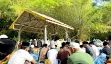 Ratusan warga Dusun Tengginah, Desa Klompang Timur, Kecamatan Pakong saat ziarah bujuk badruddin, Sabtu (28/3/2026).