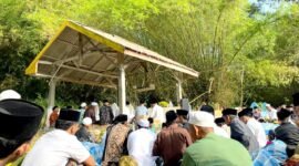 Ratusan warga Dusun Tengginah, Desa Klompang Timur, Kecamatan Pakong saat ziarah bujuk badruddin, Sabtu (28/3/2026).