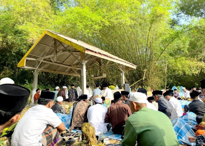Ratusan warga Dusun Tengginah, Desa Klompang Timur, Kecamatan Pakong saat ziarah bujuk badruddin, Sabtu (28/3/2026).