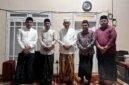 Pengurus Lakpesdam foto bersama Rois Syuriyah PCNU Kabupaten Sumenep, KH. A. Washil Hasyim, di Ponpes Sumber Payung, Kecamatan Ganding. (KLIKMADURA)