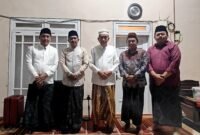 Pengurus Lakpesdam foto bersama Rois Syuriyah PCNU Kabupaten Sumenep, KH. A. Washil Hasyim, di Ponpes Sumber Payung, Kecamatan Ganding. (KLIKMADURA)