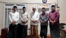 Pengurus Lakpesdam foto bersama Rois Syuriyah PCNU Kabupaten Sumenep, KH. A. Washil Hasyim, di Ponpes Sumber Payung, Kecamatan Ganding. (KLIKMADURA)