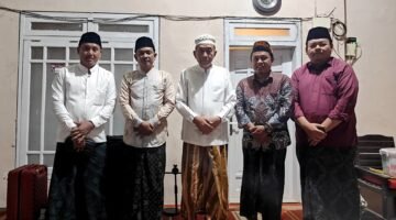 Pengurus Lakpesdam foto bersama Rois Syuriyah PCNU Kabupaten Sumenep, KH. A. Washil Hasyim, di Ponpes Sumber Payung, Kecamatan Ganding. (KLIKMADURA)
