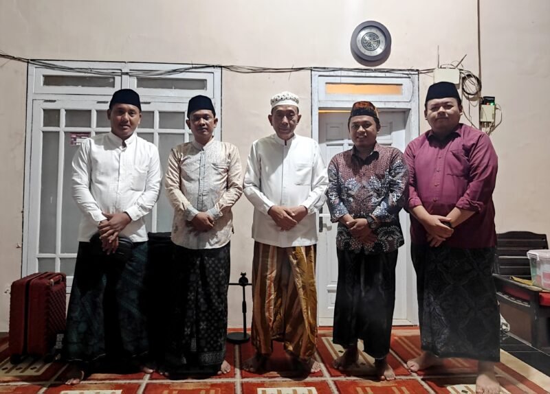 Pengurus Lakpesdam foto bersama Rois Syuriyah PCNU Kabupaten Sumenep, KH. A. Washil Hasyim, di Ponpes Sumber Payung, Kecamatan Ganding. (KLIKMADURA)