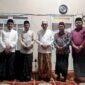 Pengurus Lakpesdam foto bersama Rois Syuriyah PCNU Kabupaten Sumenep, KH. A. Washil Hasyim, di Ponpes Sumber Payung, Kecamatan Ganding. (KLIKMADURA)