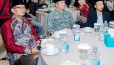 Rektor Universitas Islam Madura (UIM), Dr. H. Ahmad (kiri) bersama Kepala Diskominfo Pamekasan, Muttaqin dalam acara Tadarus Lingkungan yang digelar AJP di Ballroom Azana Style Hotel, Pamekasan. (DOK. KLIKMADURA)