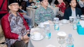 Rektor Universitas Islam Madura (UIM), Dr. H. Ahmad (kiri) bersama Kepala Diskominfo Pamekasan, Muttaqin dalam acara Tadarus Lingkungan yang digelar AJP di Ballroom Azana Style Hotel, Pamekasan. (DOK. KLIKMADURA)