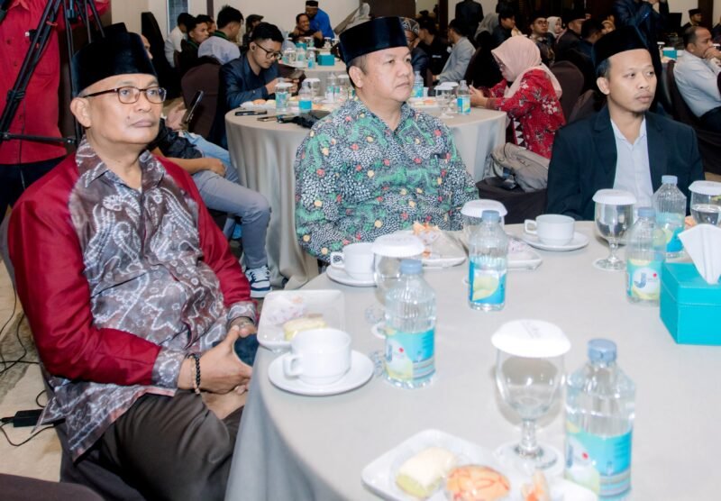 Rektor Universitas Islam Madura (UIM), Dr. H. Ahmad (kiri) bersama Kepala Diskominfo Pamekasan, Muttaqin dalam acara Tadarus Lingkungan yang digelar AJP di Ballroom Azana Style Hotel, Pamekasan. (DOK. KLIKMADURA)