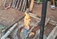 Penampakak api yang menyembur dari lubang pipa bor sumur di Dusun Somangkaan, Desa Karduluk, Kecamatan Pragaan, Sumenep. (DOK. KLIKMADURA)