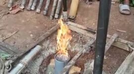 Penampakak api yang menyembur dari lubang pipa bor sumur di Dusun Somangkaan, Desa Karduluk, Kecamatan Pragaan, Sumenep. (DOK. KLIKMADURA)