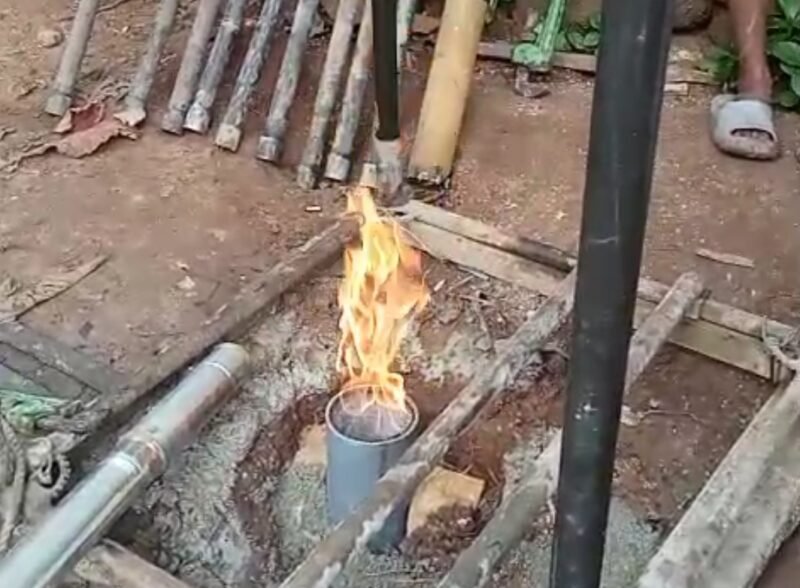 Penampakak api yang menyembur dari lubang pipa bor sumur di Dusun Somangkaan, Desa Karduluk, Kecamatan Pragaan, Sumenep. (DOK. KLIKMADURA)