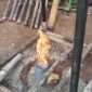 Penampakak api yang menyembur dari lubang pipa bor sumur di Dusun Somangkaan, Desa Karduluk, Kecamatan Pragaan, Sumenep. (DOK. KLIKMADURA)