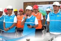 Manajer PLN UP3 Madura, Fahmi Fahresi beserta tim menyampaikan keterangan pers beberapa waktu lalu. (DOK. KLIKMADURA)