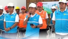 Manajer PLN UP3 Madura, Fahmi Fahresi beserta tim menyampaikan keterangan pers beberapa waktu lalu. (DOK. KLIKMADURA)