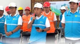 Manajer PLN UP3 Madura, Fahmi Fahresi beserta tim menyampaikan keterangan pers beberapa waktu lalu. (DOK. KLIKMADURA)