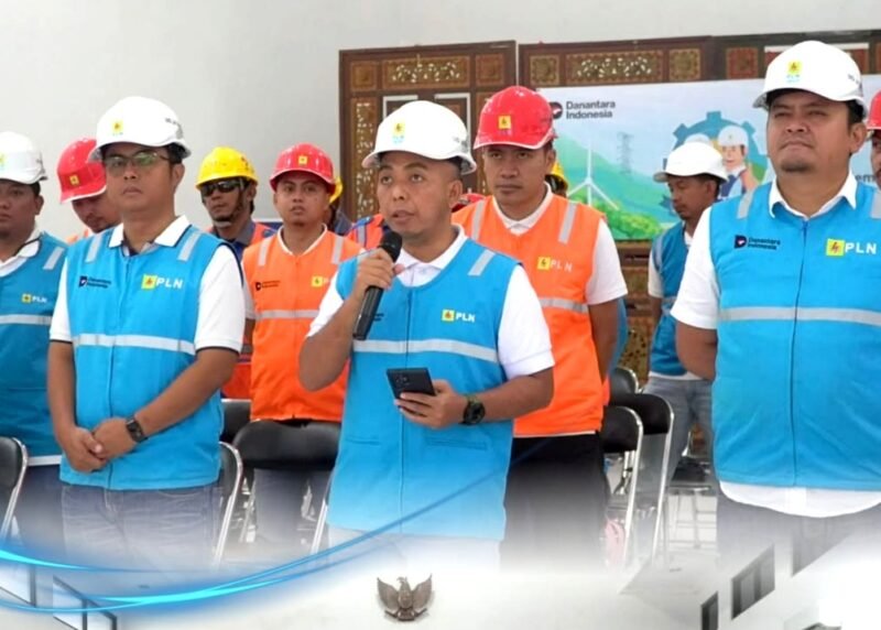 Manajer PLN UP3 Madura, Fahmi Fahresi beserta tim menyampaikan keterangan pers beberapa waktu lalu. (DOK. KLIKMADURA)