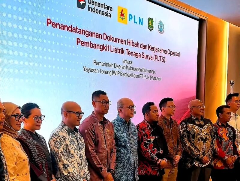 Bupati Sumenep, Achmad Fauzi Wongsojudo foto bersama Danantara dan perwakilan yayasan usai penandatanganan MoU kelistrikan. (ISTIMEWA)