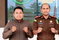 Pemred Klik Madura, Prengki Wirananda foto bersama Teuku Rahmatsyah saat menjabat Kajari Pamekasan. (DOK. PRIBADI)