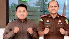 Pemred Klik Madura, Prengki Wirananda foto bersama Teuku Rahmatsyah saat menjabat Kajari Pamekasan. (DOK. PRIBADI)