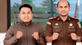 Pemred Klik Madura, Prengki Wirananda foto bersama Teuku Rahmatsyah saat menjabat Kajari Pamekasan. (DOK. PRIBADI)