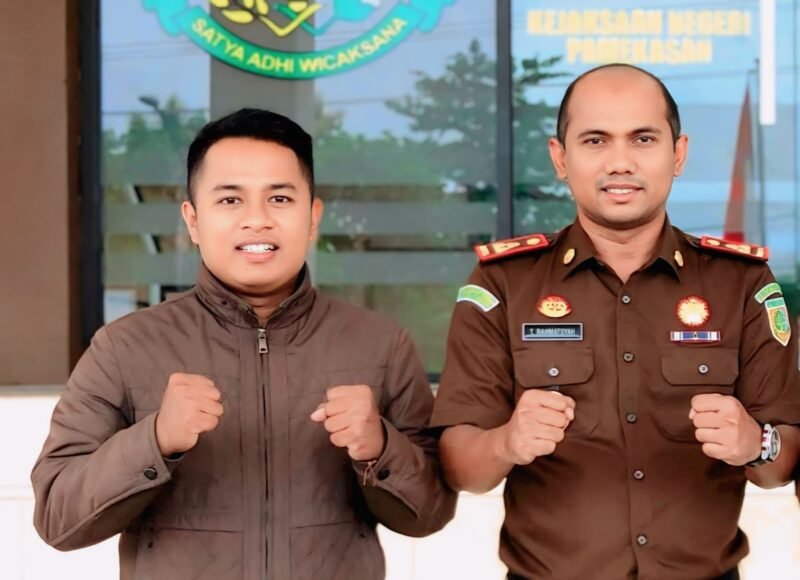 Pemred Klik Madura, Prengki Wirananda foto bersama Teuku Rahmatsyah saat menjabat Kajari Pamekasan. (DOK. PRIBADI)