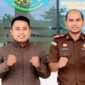 Pemred Klik Madura, Prengki Wirananda foto bersama Teuku Rahmatsyah saat menjabat Kajari Pamekasan. (DOK. PRIBADI)