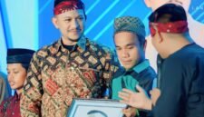 PENUH HARU: Founder BIP Foundation Ali Zainal Abidin menerima lukisan hasil karya Misnaya, warga disabilitas asal Kabupaten Sumenep. (DOK. KLIKMADURA)