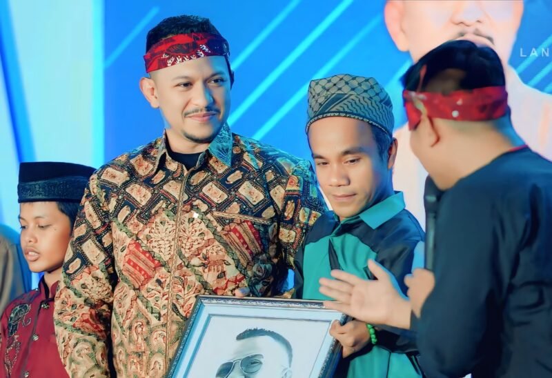 PENUH HARU: Founder BIP Foundation Ali Zainal Abidin menerima lukisan hasil karya Misnaya, warga disabilitas asal Kabupaten Sumenep. (DOK. KLIKMADURA)