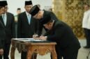 Dua dirjen baru di lingkungan Kemenimipas saat menandatangani berita acara pelantikan. (ISTIMEWA)