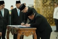 Dua dirjen baru di lingkungan Kemenimipas saat menandatangani berita acara pelantikan. (ISTIMEWA)