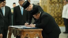 Dua dirjen baru di lingkungan Kemenimipas saat menandatangani berita acara pelantikan. (ISTIMEWA)