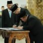 Dua dirjen baru di lingkungan Kemenimipas saat menandatangani berita acara pelantikan. (ISTIMEWA)