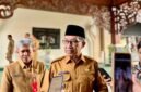 Bupati Pamekasan Dr. KH. Kholilurrahman didampingi Sekda Taufikurrachman saat diwawancara awak media. (MOH. IQBALUL KHAVEI MZ / KLIKMADURA)