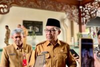 Bupati Pamekasan Dr. KH. Kholilurrahman didampingi Sekda Taufikurrachman saat diwawancara awak media. (MOH. IQBALUL KHAVEI MZ / KLIKMADURA)
