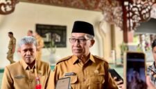 Bupati Pamekasan Dr. KH. Kholilurrahman didampingi Sekda Taufikurrachman saat diwawancara awak media. (MOH. IQBALUL KHAVEI MZ / KLIKMADURA)