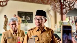 Bupati Pamekasan Dr. KH. Kholilurrahman didampingi Sekda Taufikurrachman saat diwawancara awak media. (MOH. IQBALUL KHAVEI MZ / KLIKMADURA)