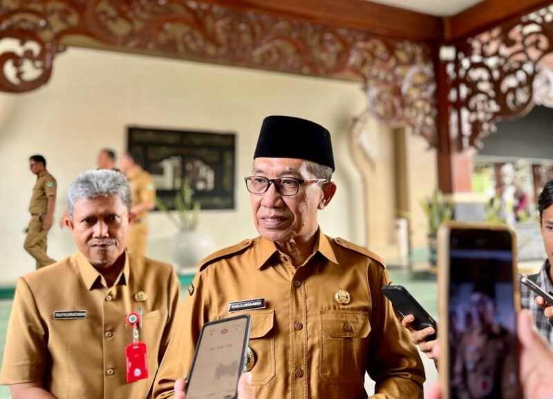 Bupati Pamekasan Dr. KH. Kholilurrahman didampingi Sekda Taufikurrachman saat diwawancara awak media. (MOH. IQBALUL KHAVEI MZ / KLIKMADURA)