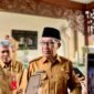 Bupati Pamekasan Dr. KH. Kholilurrahman didampingi Sekda Taufikurrachman saat diwawancara awak media. (MOH. IQBALUL KHAVEI MZ / KLIKMADURA)