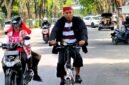 Kepala Dinas Pendidikan dan Kebudayaan (Disdikbud) Pamekasan, Basri Yulianto naik sepeda saat berangkat ke kantor. (DOK. KLIKMADURA)