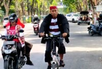 Kepala Dinas Pendidikan dan Kebudayaan (Disdikbud) Pamekasan, Basri Yulianto naik sepeda saat berangkat ke kantor. (DOK. KLIKMADURA)