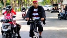 Kepala Dinas Pendidikan dan Kebudayaan (Disdikbud) Pamekasan, Basri Yulianto naik sepeda saat berangkat ke kantor. (DOK. KLIKMADURA)