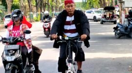 Kepala Dinas Pendidikan dan Kebudayaan (Disdikbud) Pamekasan, Basri Yulianto naik sepeda saat berangkat ke kantor. (DOK. KLIKMADURA)